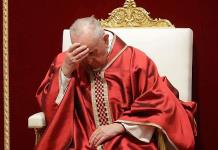 El papa dice que quien rechaza a los homosexuales no tiene coraz&oacute;n humano
