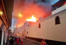 M&aacute;s de 500 bomberos controlan gran incendio en el centro de Lima