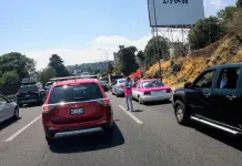 Regresan vacacionistas y saturan carreteras