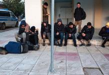 Migrantes acuden a casas de agentes fronterizos en Grecia para pedir asilo