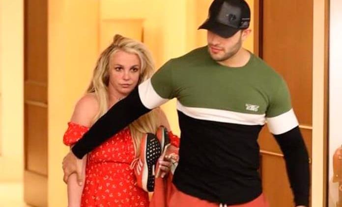 Sale Britney Spears del psiquiátrico y la captan