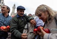 Productores argentinos regalan fruta para visibilizar crisis