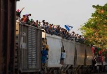 Tras redadas en Chiapas, migrantes recurren otra vez a "La Bestia"