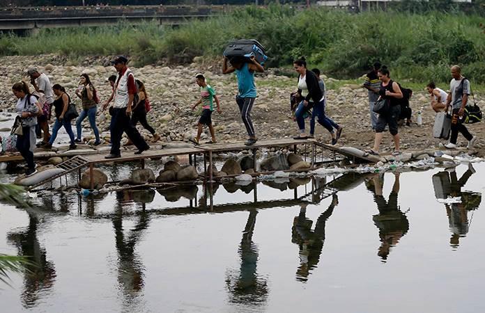 Migrantes venezolanos cruzan ilegalmente hacia Colombia / Foto: AP