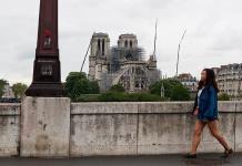 Policía francesa empieza a examinar Notre Dame tras el fuego
