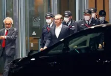 Liberan a expresidente de Nissan tras pago de fianza