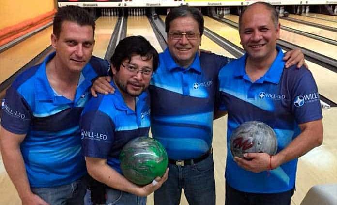 Premian al campeón del Torneo Amigos de Boliche