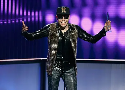 Raymix denuncia robo en su camerino durante concierto