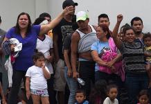 Migrantes detenidos en Tapachula exigen comida