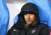 Zé Roberto pide que le retiren a Neymar el brazalete de capitán por agresión a un aficionado