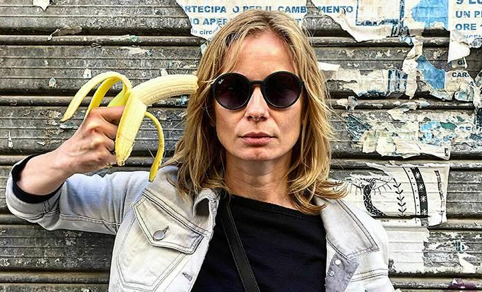 Polacos se burlan del gobierno conservador por prohibir obra con un plátano