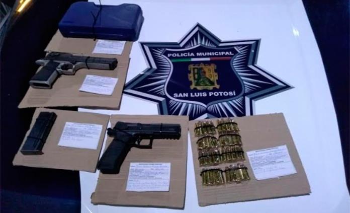 Aseguran a par de sujetos con armas de fuego y cartuchos en Avenida de la Paz