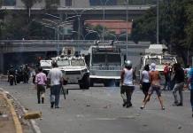 Una tanqueta atropella a manifestantes en Caracas (VIDEO)