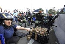 Expulsan a 55 militares venezolanos implicados en el fallido alzamiento de Guaidó