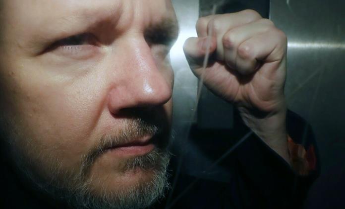 Assange, condenado a 50 semanas de cárcel por violar libertad bajo fianza