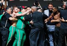 Se calientan los &aacute;nimos en el pesaje entre Canelo y Jacobs