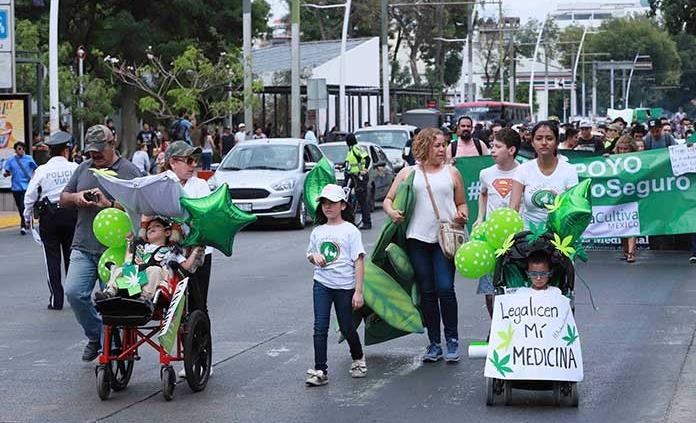 Marchan en CDMX por legalizar la marihuana