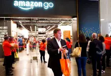 Tras protestas, tienda de Amazon acepta dinero en efectivo