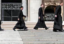 Vaticano ordena a religiosos denunciar los abusos sexuales