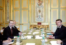 Macron trata con Zuckerberg la regulación del discurso del odio en internet