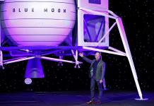 El multimillonario Jeff Bezos anuncia un plan para viajar a la Luna