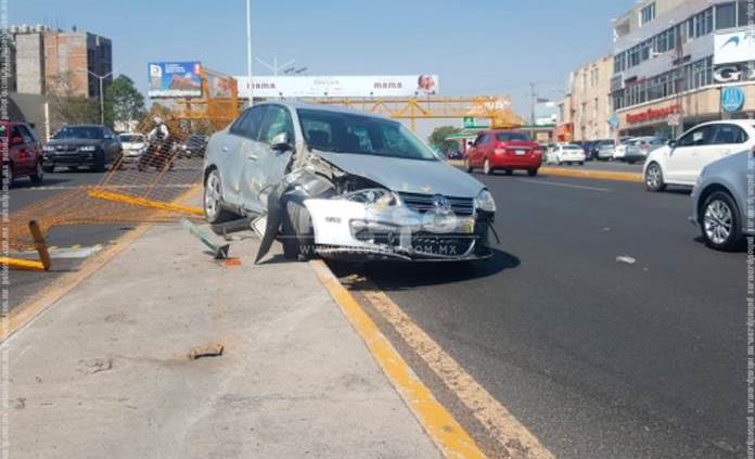 Automovilista se accidenta en Salvador Nava, a la altura del asta monumental