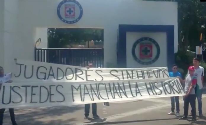 Aficionados increpan a jugadores de Cruz Azul en La Noria