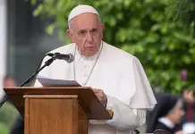 El hombre es el único animal que cae dos veces, dice el Papa respecto a los muros