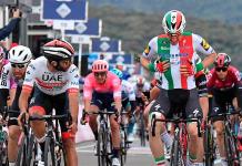 Gaviria gana tercera etapa del Giro por descalificación de Viviani