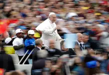 Francisco pasea a menores migrantes en su papamóvil