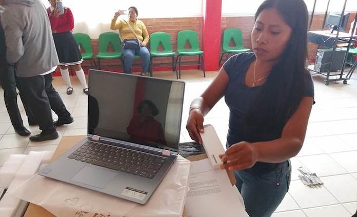 Yalitza Aparicio dona computadoras portátiles a una escuela de su natal Tlaxiaco