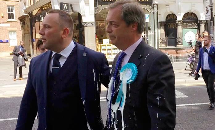 Arrojan un batido a político ultranacionalista británico en un acto de campaña (VIDEO)
