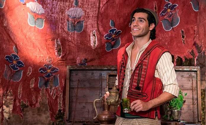 Mena Massoud se refleja en “Aladdin”