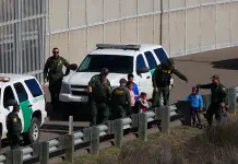 Trump sopesa desviar fondos de aeropuertos a reforzar frontera con México