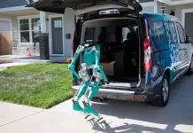 Desarrollan binomio robot-vehículo autónomo para paquetería