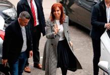 Cristina Fernández acude al juicio con bajo perfil y de nuevo en silencio