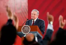 Aprobaci&oacute;n de L&oacute;pez Obrador baja al 70 % tras seis meses de mandato