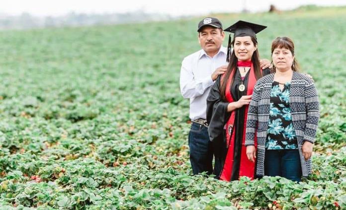 Joven celebra graduación con fotos en el campo donde trabajan sus padres