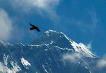Nepal registra un récord de 454 escaladores para coronar el Everest
