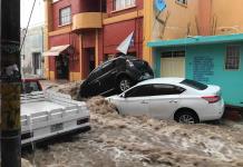 Cierra PC circulación en la carretera 57 por bajada de agua de la sierra hacia Matehuala (FOTOS Y VIDEO)