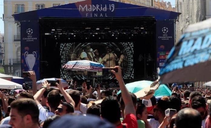 Detienen a aficionado del Liverpool por masturbarse desnudo en la Puerta del Sol y abusar de una turista