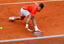Djokovic avanza a cuartos de final en Roland Garros por décimo año consecutivo