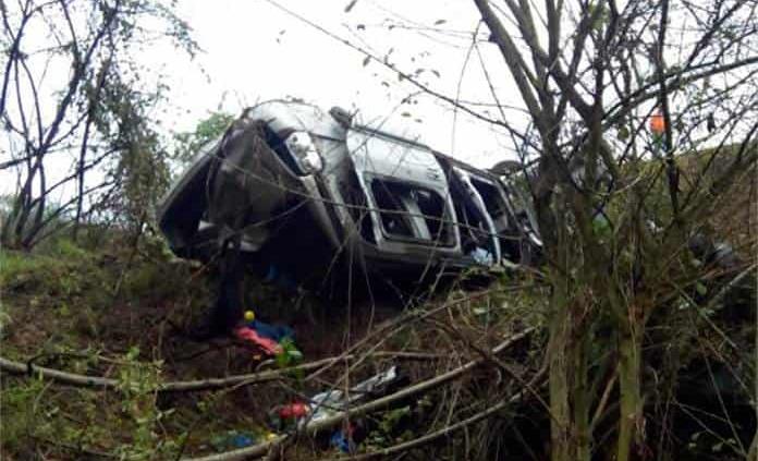 Familia sufre aparatoso accidente en la Valles-Rayón; hay 4 lesionados