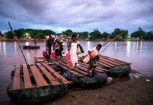 Sigue el flujo de migrantes por el peligroso río Suchiate
