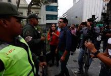 Prensa venezolana ingresa por la fuerza al Parlamento tras impedimento policial