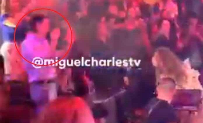 #VIDEO | Gloria Trevi escupe agua al ex titular de la SEP, Aurelio Nuño, durante concierto