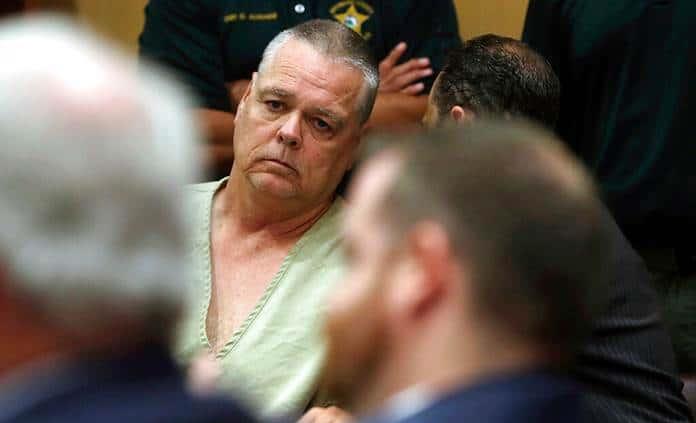 Sale en libertad bajo fianza policía que no actuó para detener la masacre de Parkland