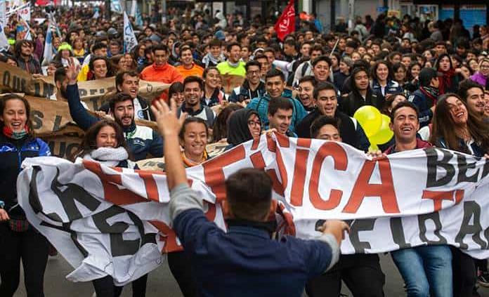 Profesores en huelga marchan en Chile por mejoras en la educación pública