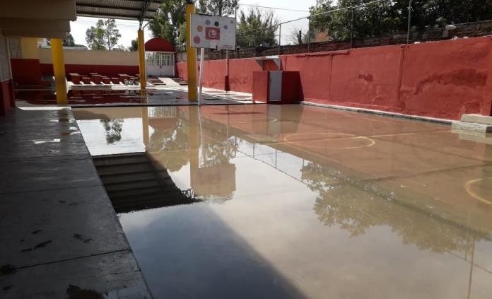 Suspenden clases en algunas escuelas por lluvias; en una ingresó agua de drenaje