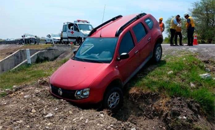 Olvida poner freno de mano a su camioneta y se va a una zanja
